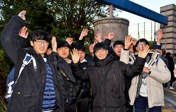 2020학년도 대학수학능력시험이 치러진 14일 오후 수원시 장안구 수일고등학교에서 시험을 마친 수험생들이 함께 만세를 외치고 있다. 윤원규기자