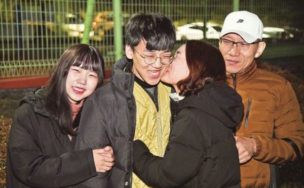 2020학년도 대학수학능력시험이 치러진 14일 오후 수원시 장안구 수일고등학교에서 시험을 마친 수험생이 가족과 함께 기뻐하고 있다. 윤원규기자