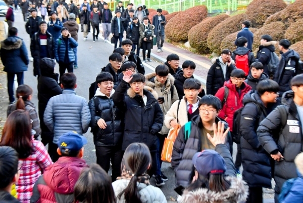 2020학년도 대학수학능력시험이 치러진 14일 오후 수원시 장안구 수일고등학교에서 시험을 마친 수험생들이 시험장을 나서며 학부모와 인사하고 있다. 윤원규기자