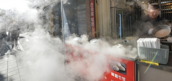 인천지역에 한파주의보가 발령된 14일 오전 인천 서구 가좌동 한 만두집 찜통에서 하얀 수증기가 뿜어져 나오고 있다.조주현기자