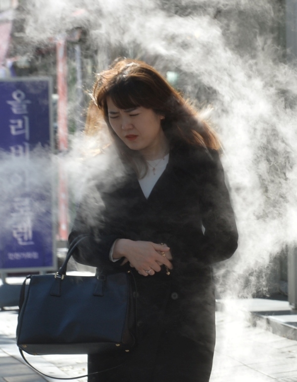 인천지역에 한파주의보가 발령된 14일 오전 인천 서구 가좌동 한 만두집 찜통에서 하얀 수증기가 뿜어져 나오고 있다.조주현기자