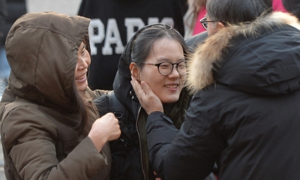2020학년도 대학수학능력시험이 열린 14일 오후 인천 중구 인일여고에서 시험을 마친 한 수험생이 마중 나온 부모님과 포옹하고 있다.조주현기자