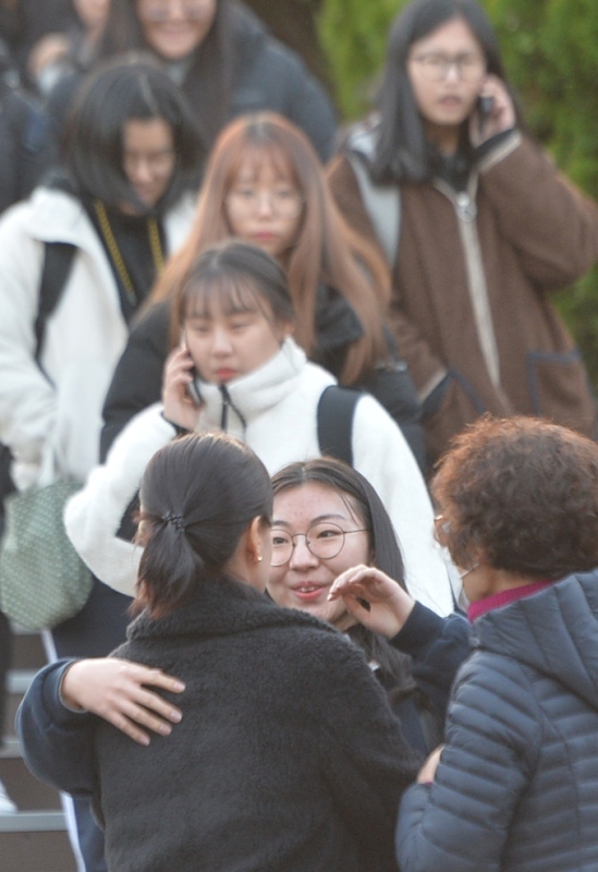 2020학년도 대학수학능력시험이 열린 14일 오후 인천 중구 인일여고에서 시험을 마친 한 수험생이 마중 나온 부모님과 포옹하고 있다.조주현기자