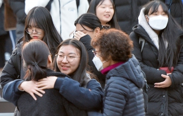 2020학년도 대학수학능력시험이 열린 14일 오후 인천 중구 인일여고에서 시험을 마친 한 수험생이 마중 나온 부모님과 포옹하고 있다.조주현기자