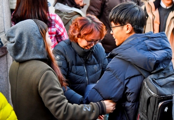 2020학년도 대학수학능력시험이 치러진 14일 오후 수원시 장안구 수일고등학교에서 시험을 마친 수험생이 시험장을 나서며 학부모와 인사하고 있다. 윤원규기자