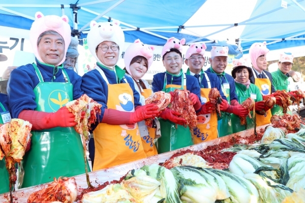 송한준 의장, 사랑의 김장나누기 및 한돈 소비촉진 행사 참석. 경기도의회