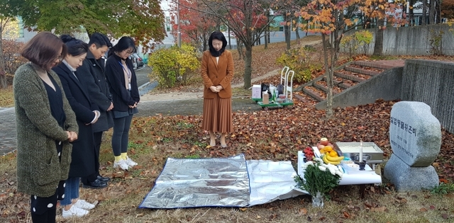경기도경제과학진흥원 바이오센터가 지난 14일 수원시 광교테크노밸리 소재 바이오센터 동물위령비 앞 터에서 ‘실험동물 위령제’를 개최했다.