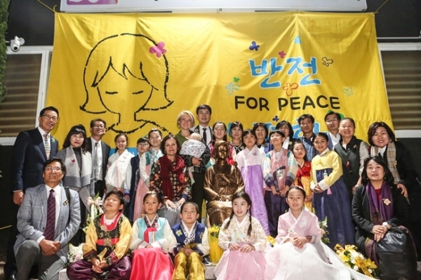 지난 14일 ‘멜버른 평화의 소녀상 제막식’ 행사 후 단체 기념촬영 모습.