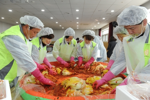 수원시의회(의장 조명자) 의원봉사단은 15일 광교종합사회복지관(관장 여지숙)을 찾아 김장 봉사활동을 진행했다.