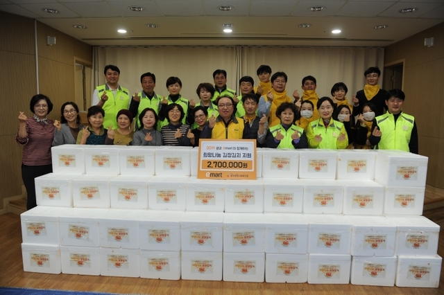 수원시의회(의장 조명자) 의원봉사단은 15일 광교종합사회복지관(관장 여지숙)을 찾아 김장 봉사활동을 진행했다.