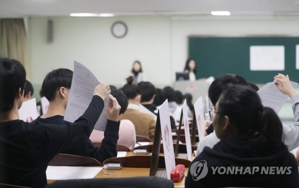 16일 서울 동대문구 경희대학교에서 수험생들이 2020학년도 수시 논술시험을 치르고 있다. 연합뉴스