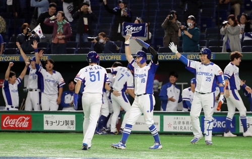 15일 일본 도쿄돔에서 열린 2019 세계야구소프트볼연맹(WBSC) 프리미어12 슈퍼라운드 멕시코와 한국의 경기. 5회 말 투아웃 주자 만루 상황 한국 김현수의 2루타로 3점을 득점한 한국 더그아웃이 환호하고 있다. 연합뉴스