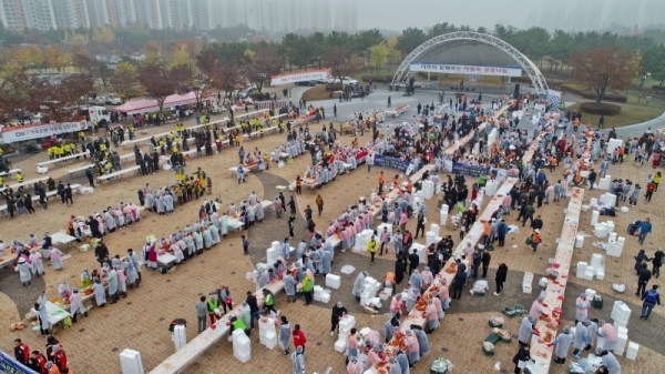 16일 오전 안산 호수공원 중앙광장에서 열린 '시민이 함께 하는 사랑의 김장 나눔' 행사에서 2천6백여 시민들이 이웃사랑 뜻을 모아 김장을 하고 있다. 이번행사는 안산시와 국제로타리 3750지구, OK저축은행, 안산시자원봉사센터, 적십자 경기지사, 안호봉사회 등 다양한 민간단체가 함께 했다. 윤원규기자