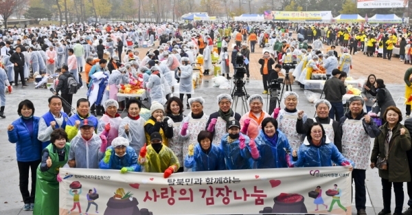 16일 오전 안산 호수공원 중앙광장에서 열린 '시민이 함께 하는 사랑의 김장 나눔' 행사에서 2천6백여 시민들이 이웃사랑 뜻을 모아 김장을 하고 있다. 이번행사는 안산시와 국제로타리 3750지구, OK저축은행, 안산시자원봉사센터, 적십자 경기지사, 안호봉사회 등 다양한 민간단체가 함께 했다. 윤원규기자