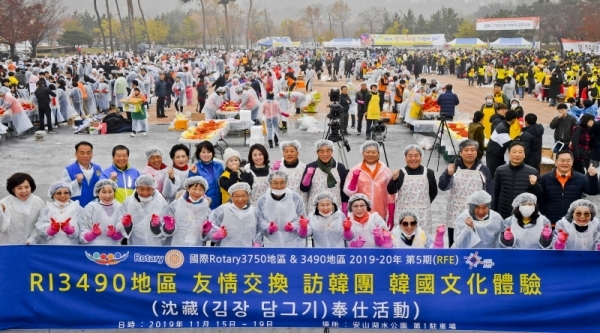 16일 오전 안산 호수공원 중앙광장에서 열린 '시민이 함께 하는 사랑의 김장 나눔' 행사에서 윤화섭 안산시장, 송한준 경기도의회 의장, 김동규 안산시의회 의장 등 내빈과 참석자들이 기념촬영을 하고 있다. 이번행사는 안산시와 국제로타리 3750지구, OK저축은행, 안산시자원봉사센터, 적십자 경기지사, 안호봉사회 등 다양한 민간단체가 함께 했다. 윤원규기자