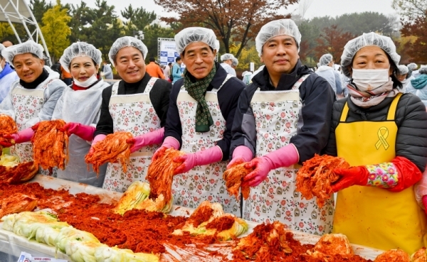 16일 오전 안산 호수공원 중앙광장에서 열린 '시민이 함께 하는 사랑의 김장 나눔' 행사에서 윤화섭 안산시장, 송한준 경기도의회 의장, 김동규 안산시의회 의장 등 내빈들이 김장을 하고 있다. 이번행사는 안산시와 국제로타리 3750지구, OK저축은행, 안산시자원봉사센터, 적십자 경기지사, 안호봉사회 등 다양한 민간단체가 함께 했다. 윤원규기자