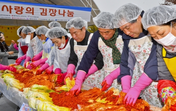 16일 오전 안산 호수공원 중앙광장에서 열린 '시민이 함께 하는 사랑의 김장 나눔' 행사에서 윤화섭 안산시장, 송한준 경기도의회 의장, 김동규 안산시의회 의장 등 내빈들이 김장을 하고 있다. 이번행사는 안산시와 국제로타리 3750지구, OK저축은행, 안산시자원봉사센터, 적십자 경기지사, 안호봉사회 등 다양한 민간단체가 함께 했다. 윤원규기자