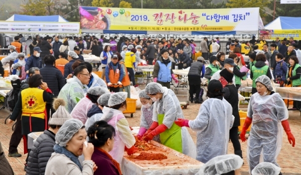 16일 오전 안산 호수공원 중앙광장에서 열린 '시민이 함께 하는 사랑의 김장 나눔' 행사에서 2천6백여 시민들이 이웃사랑 뜻을 모아 김장을 하고 있다. 이번행사는 안산시와 국제로타리 3750지구, OK저축은행, 안산시자원봉사센터, 적십자 경기지사, 안호봉사회 등 다양한 민간단체가 함께 했다. 윤원규기자