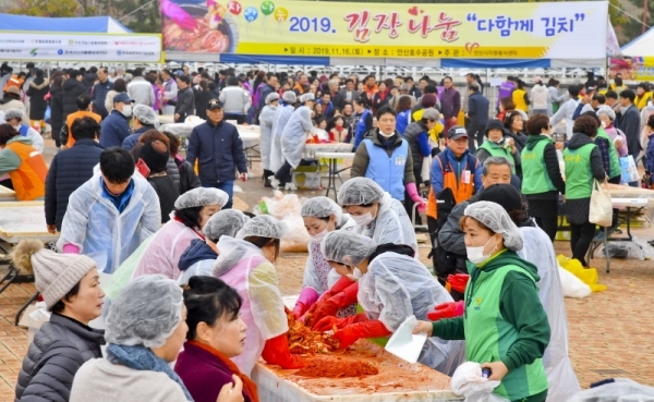 16일 오전 안산 호수공원 중앙광장에서 열린 '시민이 함께 하는 사랑의 김장 나눔' 행사에서 2천6백여 시민들이 이웃사랑 뜻을 모아 김장을 하고 있다. 이번행사는 안산시와 국제로타리 3750지구, OK저축은행, 안산시자원봉사센터, 적십자 경기지사, 안호봉사회 등 다양한 민간단체가 함께 했다. 윤원규기자