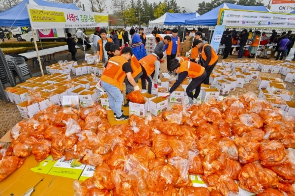 16일 오전 안산 호수공원 중앙광장에서 열린 '시민이 함께 하는 사랑의 김장 나눔' 행사에서 2천6백여 시민들이 김장을 포장하고 있다. 이번행사는 안산시와 국제로타리 3750지구, OK저축은행, 안산시자원봉사센터, 적십자 경기지사, 안호봉사회 등 다양한 민간단체가 함께 했다. 윤원규기자