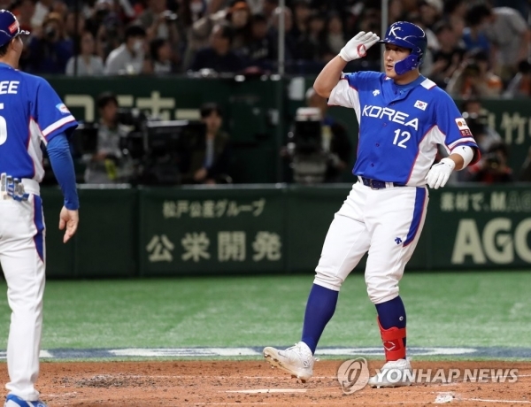 16일 일본 도쿄돔에서 열린 2019 세계야구소프트볼연맹(WBSC) 프리미어12 슈퍼라운드 한국과 일본의 경기. 7회 초 투아웃 주자 1,2루 상황 한국 강백호가 2타점 적시타를 날리고 있다. 연합뉴스