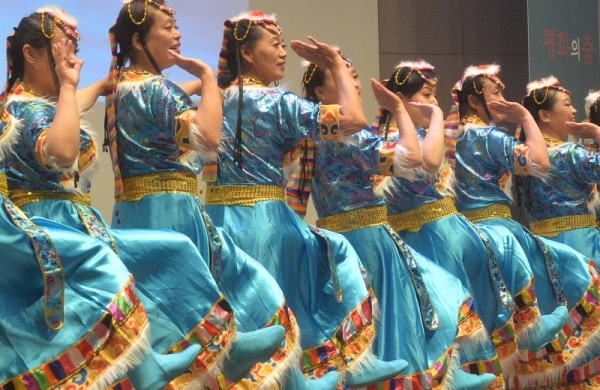 16일 오후 인천 연수구 인천대학교 대강당에서 열린 '2019 한·중 광장무 축제'에서 중국 공연단이 공연을 하고 있다.조주현기자