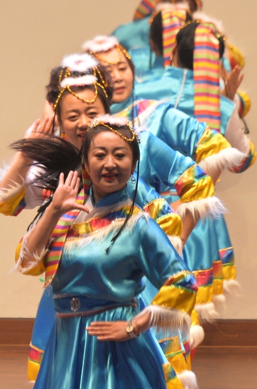 16일 오후 인천 연수구 인천대학교 대강당에서 열린 '2019 한·중 광장무 축제'에서 중국 공연단이 공연을 하고 있다.조주현기자