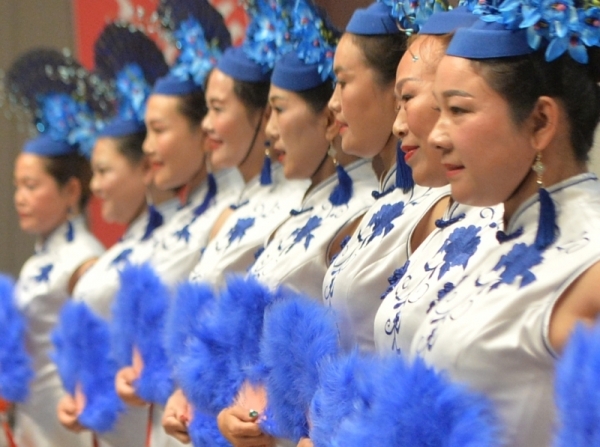 16일 오후 인천 연수구 인천대학교 대강당에서 열린 '2019 한·중 광장무 축제'에서 중국 공연단이 공연을 하고 있다.조주현기자
