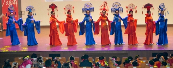 16일 오후 인천 연수구 인천대학교 대강당에서 열린 '2019 한·중 광장무 축제'에서 중국 공연단이 공연을 하고 있다.조주현기자