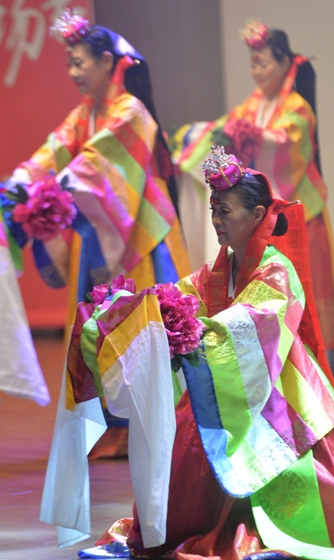 16일 오후 인천 연수구 인천대학교 대강당에서 열린 '2019 한·중 광장무 축제'에서 중국 공연단이 공연을 하고 있다.조주현기자