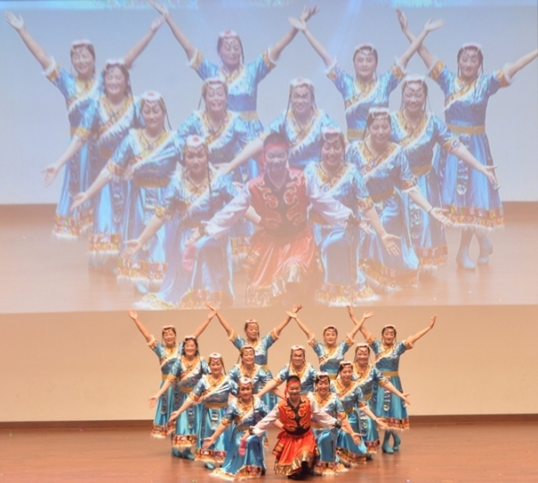 16일 오후 인천 연수구 인천대학교 대강당에서 열린 '2019 한·중 광장무 축제'에서 중국 공연단이 공연을 하고 있다.조주현기자