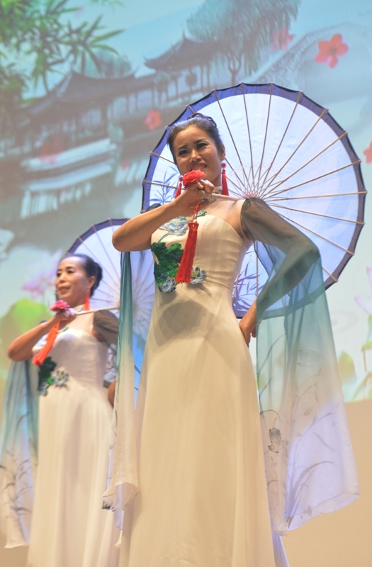 16일 오후 인천 연수구 인천대학교 대강당에서 열린 '2019 한·중 광장무 축제'에서 중국 공연단이 공연을 하고 있다.조주현기자