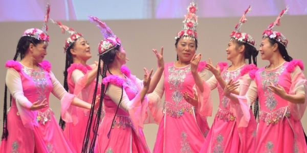 16일 오후 인천 연수구 인천대학교 대강당에서 열린 '2019 한·중 광장무 축제'에서 중국 공연단이 공연을 하고 있다.조주현기자