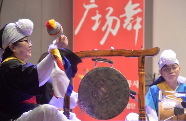 16일 오후 인천 연수구 인천대학교 대강당에서 열린 '2019 한·중 광장무 축제'에서 중국 공연단이 공연을 하고 있다.조주현기자