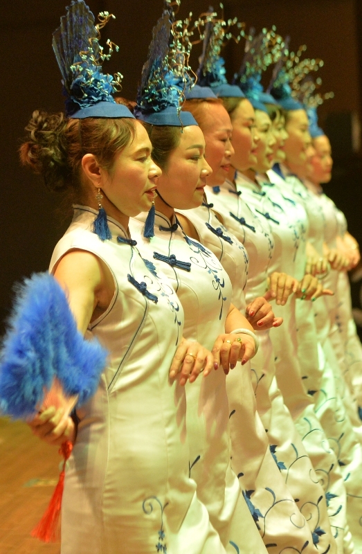 16일 오후 인천 연수구 인천대학교 대강당에서 열린 '2019 한·중 광장무 축제'에서 중국 공연단이 공연을 하고 있다.조주현기자
