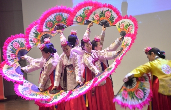 16일 오후 인천 연수구 인천대학교 대강당에서 열린 '2019 한·중 광장무 축제'에서 중국 공연단이 공연을 하고 있다.조주현기자