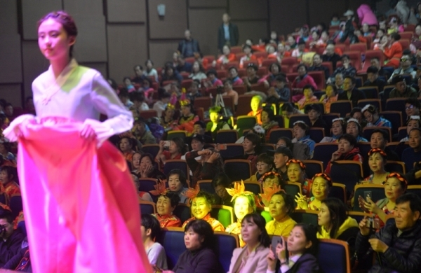 16일 오후 인천 연수구 인천대학교 대강당에서 열린 '2019 한·중 광장무 축제'에서 중국 공연단이 공연을 하고 있다.조주현기자