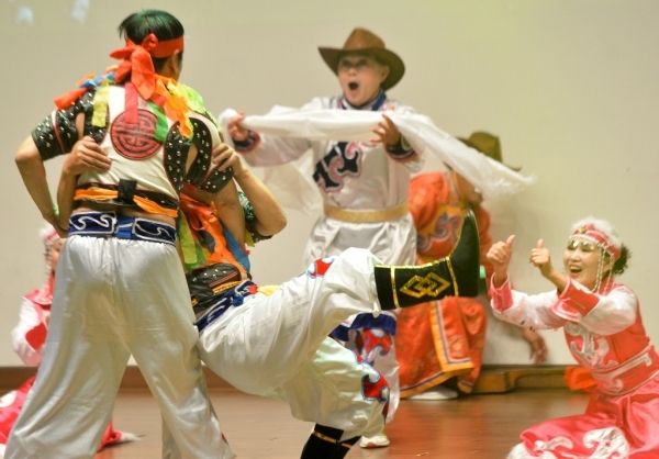 16일 오후 인천 연수구 인천대학교 대강당에서 열린 '2019 한·중 광장무 축제'에서 중국 공연단이 공연을 하고 있다.조주현기자