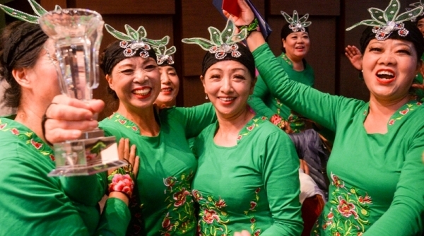 16일 오후 인천 연수구 인천대학교 대강당에서 열린 '2019 한·중 광장무 축제'에서 수상팀 단원들이 환호하고 있다.조주현기자