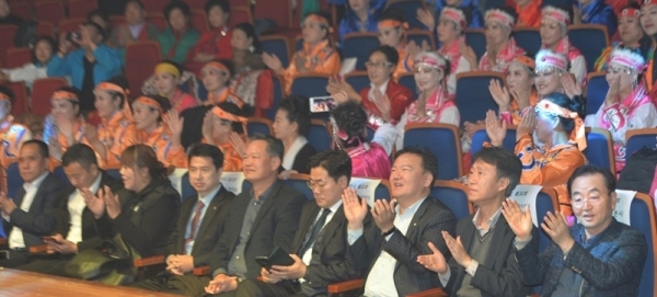16일 오후 인천 연수구 인천대학교 대강당에서 열린 '2019 한·중 광장무 축제'에서 내빈들이 공연을 관람하고 있다.조주현기자
