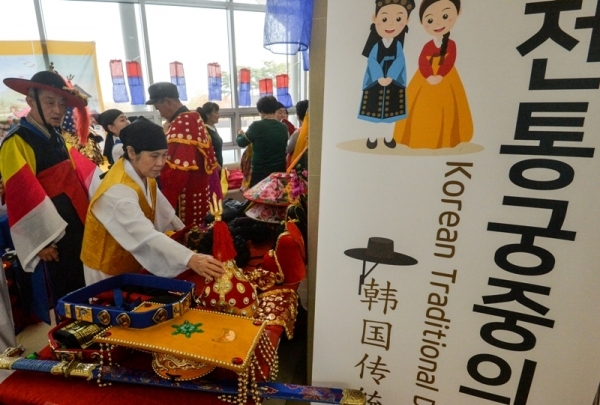 16일 오후 인천 연수구 인천대학교 대강당에서 열린 '2019 한·중 광장무 축제'에서 중국 공연단 전통궁중의상 체험을 하고 있다.조주현기자