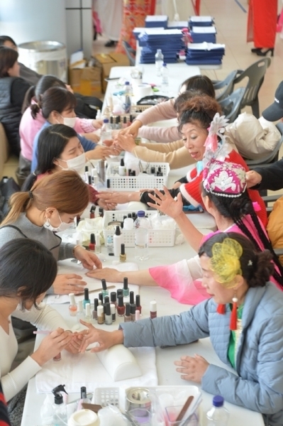 16일 오후 인천 연수구 인천대학교 대강당에서 열린 '2019 한·중 광장무 축제'에서 중국 공연단이 미용 체험을 하고 있다.조주현기자