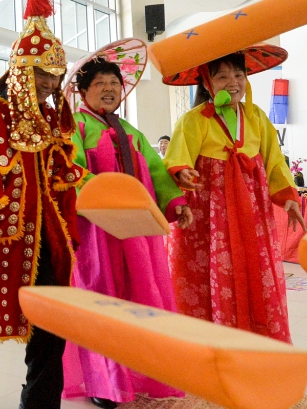 16일 오후 인천 연수구 인천대학교 대강당에서 열린 '2019 한·중 광장무 축제'에서 중국 공연단이 전통놀이 체험을 하고 있다.조주현기자