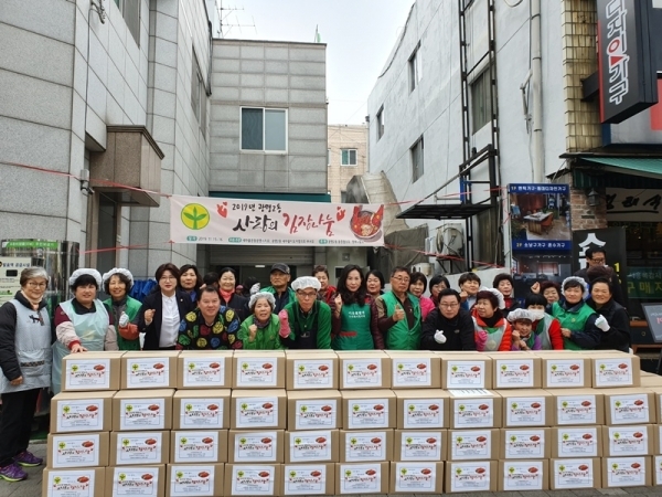 광명시 광명2동 새마을지도자협의회, 부녀회는 15, 16일 이틀간 '사랑의 김장나눔' 행사를 개최했다. 광명시 제공