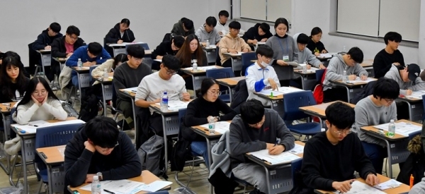 17일 오후 '2020학년 수시모집 논술고사'가 열린 용인시 단국대학교 죽전캠퍼스에서 논술고사에 응시한 수험생들이 시험지를 배부받고 있다. 윤원규기자