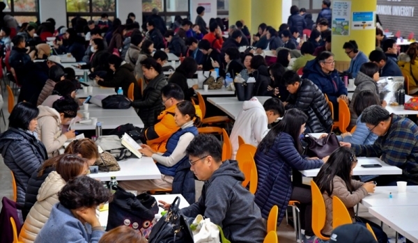 17일 오후 '2020학년 수시모집 논술고사'가 열린 용인시 단국대학교 죽전캠퍼스에서 학부모들이 수험생들을 기다리고 있다. 윤원규기자