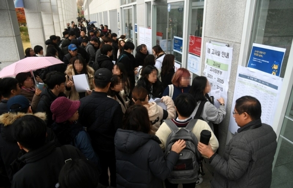 2020학년도 대입 수능시험이 마무리 된 가운데 일선 대학들의 수시전형이 한창이다. 17일 수시 논술시험이 치러진 안산 한양대 에리카캠퍼스에서 응시생들이 수험번호 및 좌석 등을 확인한 후 고사실에 입장하고 있다. 김시범기자