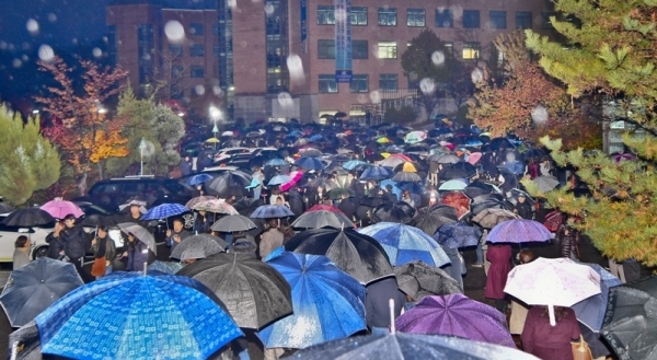 17일 오후 '2020학년 수시모집 논술고사'가 열린 용인시 단국대학교 죽전캠퍼스에서 시험을 마친 많은 수험생들이 궂은 날씨에 우산을 쓰고 학부모와 귀가하고 있다. 윤원규기자