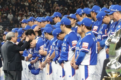 17일 일본 도쿄돔에서 열린 2019 세계야구소프트볼연맹(WBSC) 프리미어12 슈퍼라운드 결승전에서 일본에 3-5로 패하며 준우승을 차지한 한국 야구 대표팀 선수들이 경기 후 열린 시상식에서 정운찬 KBO 총재로부터 준우승 메달을 받고 있다. /연합