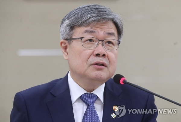 브리핑하는 이재갑 고용노동부 장관. 연합뉴스